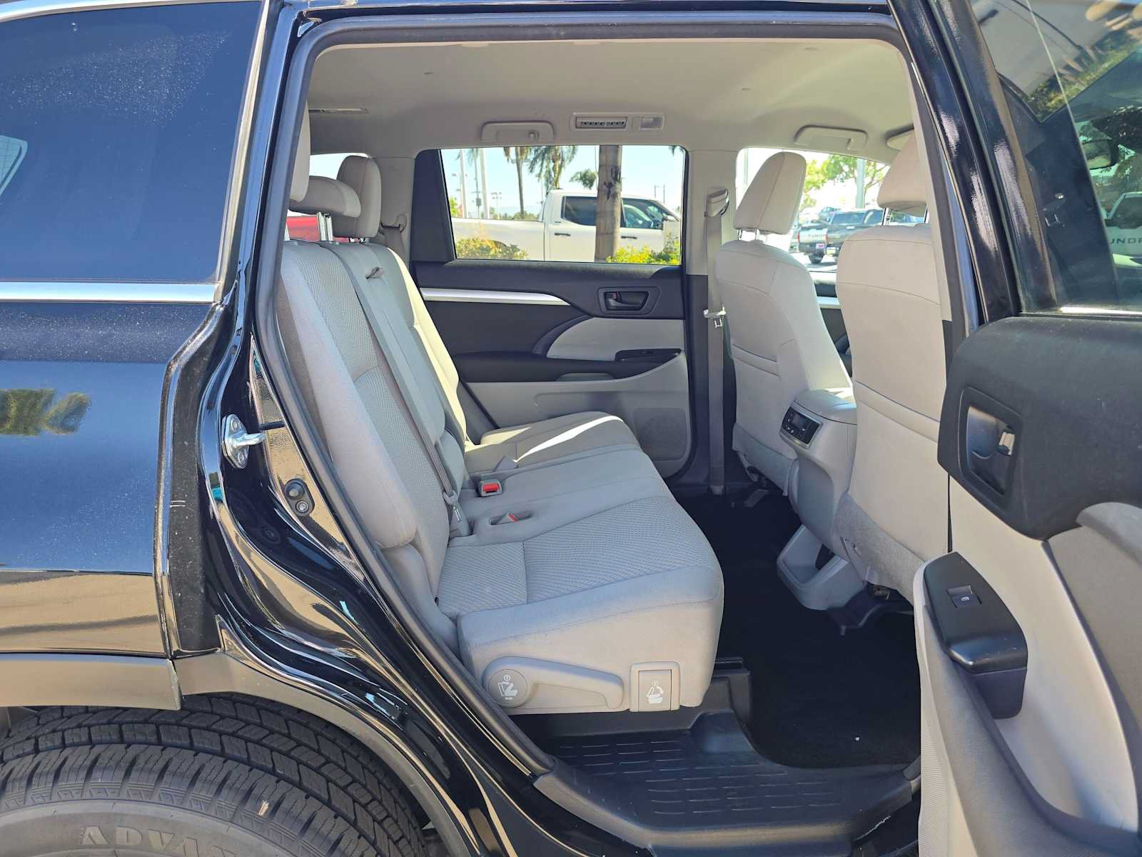 Used 2018 Toyota Highlander LE FWD image 12
