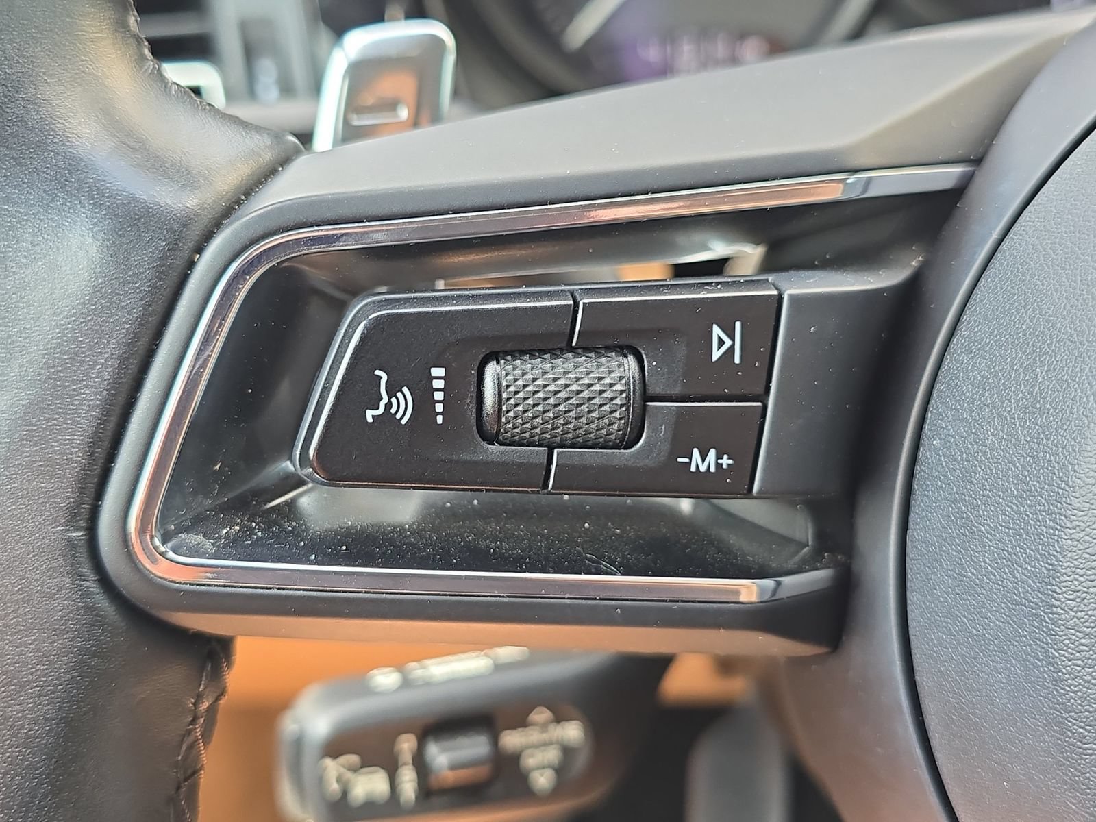 Certified 2022 Porsche Macan AWD/4WD image 18