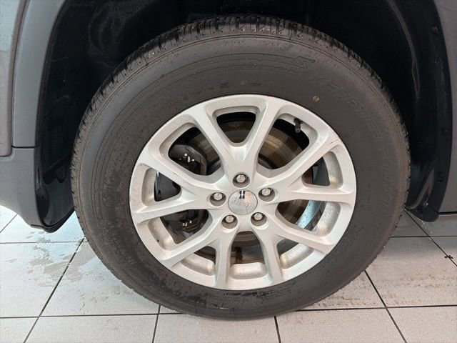 Used 2016 Jeep Cherokee Latitude w/ Cold Weather Group image 11