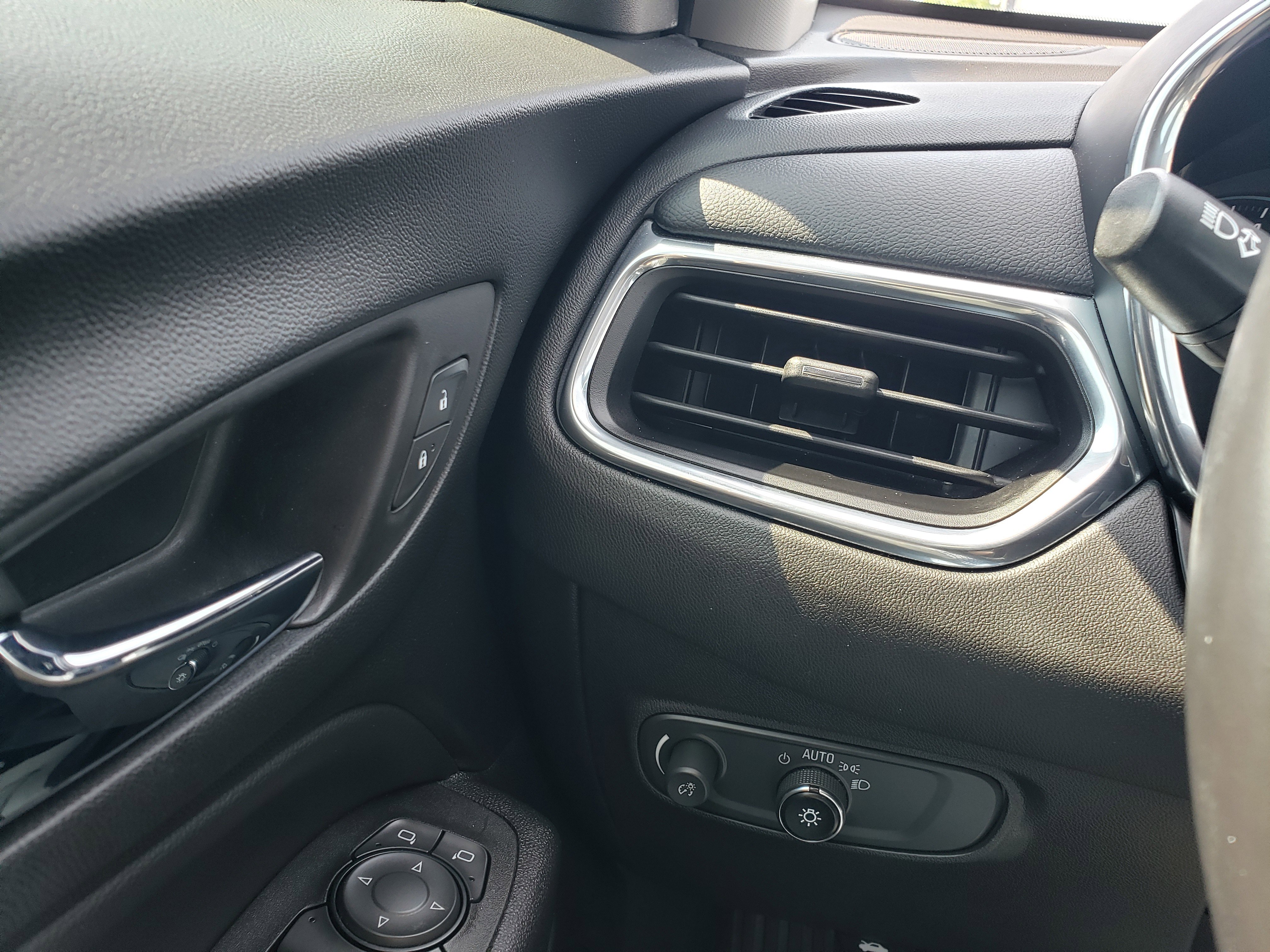 Used 2022 Chevrolet Equinox LT w/ Driver Convenience Package image 16