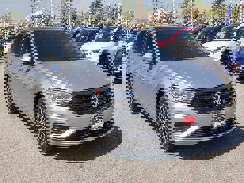 Used 2021 Volkswagen Jetta SE image 3