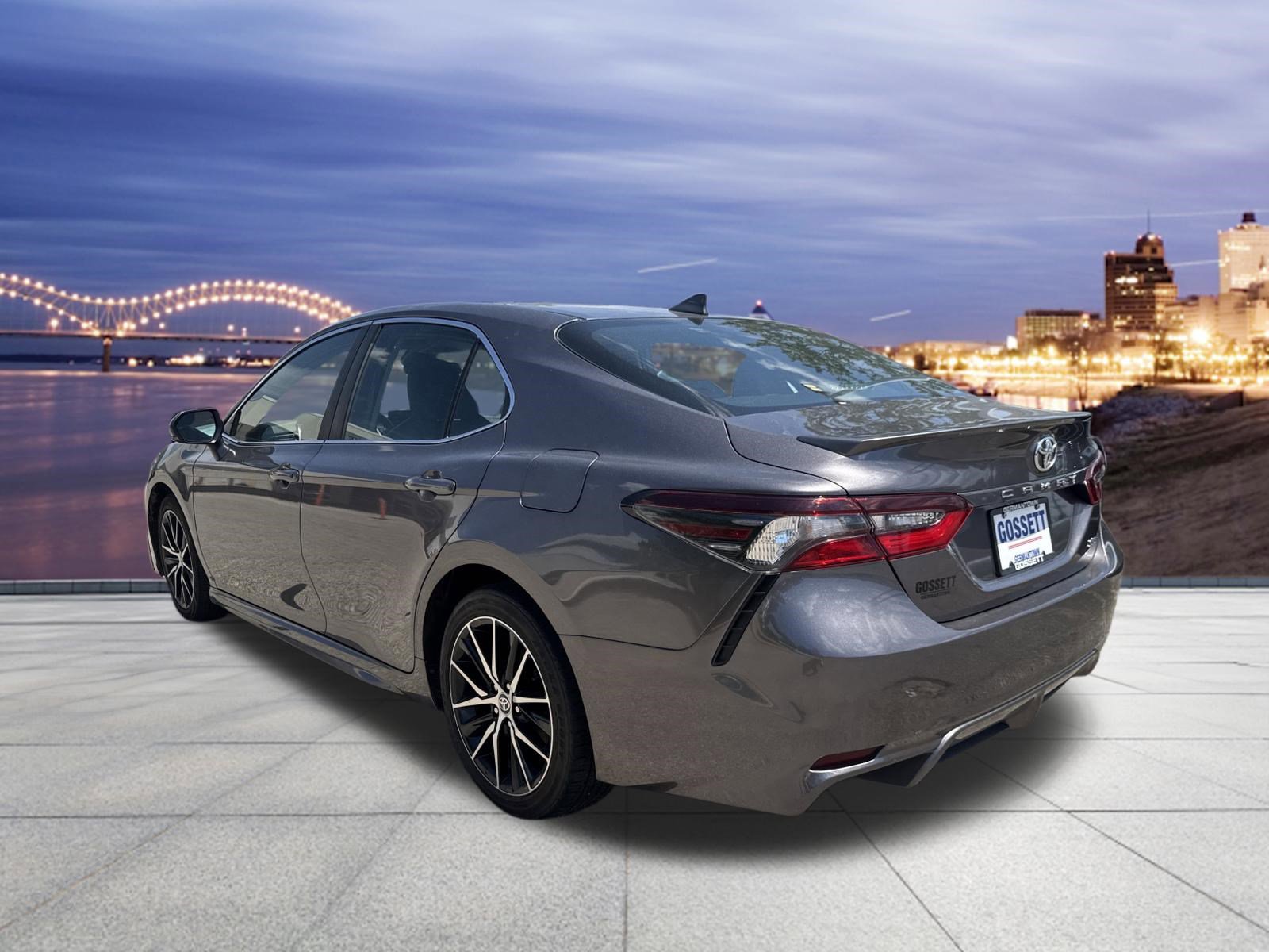 Used 2023 Toyota Camry SE FWD image 3
