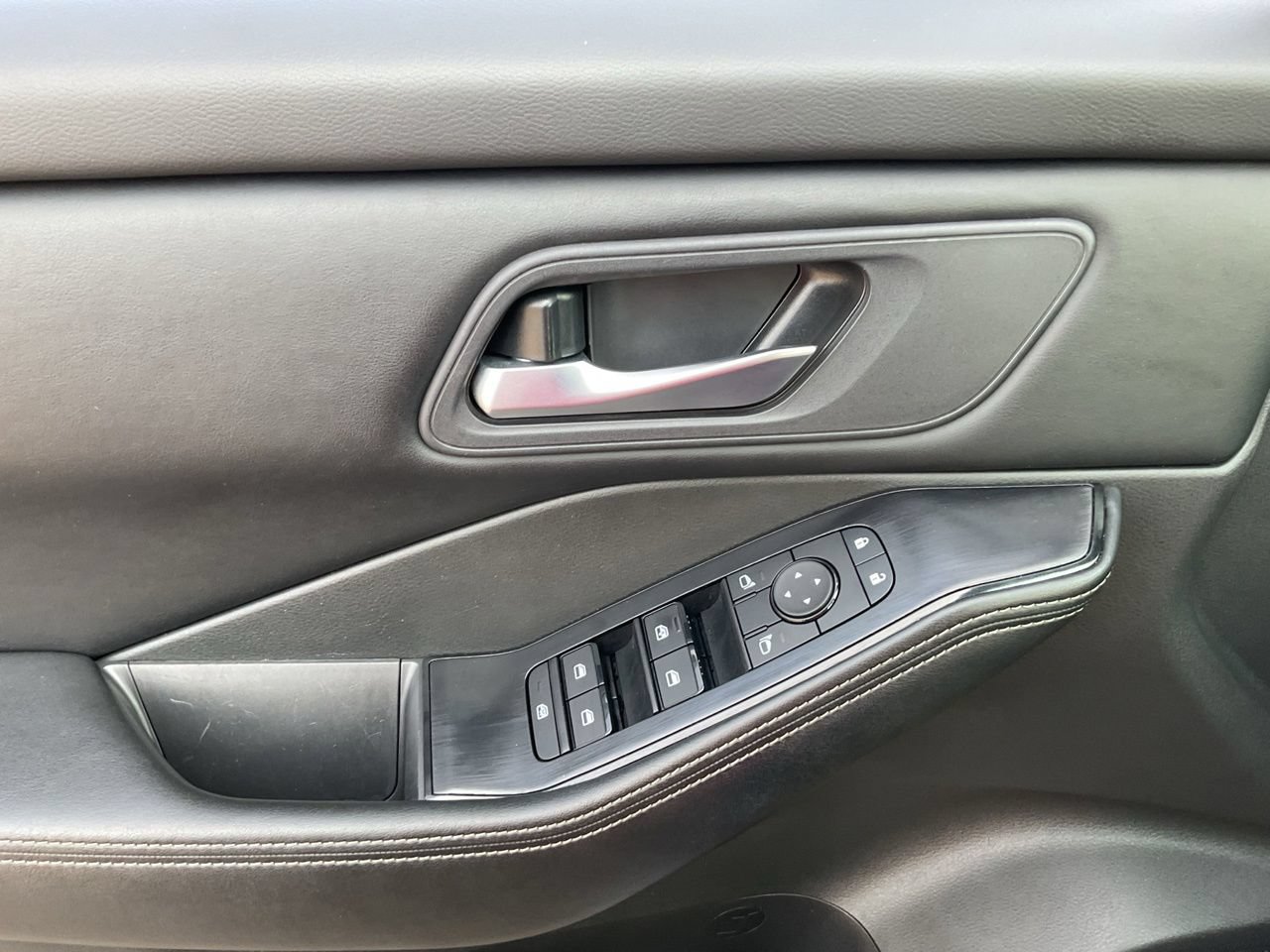 Used 2025 Nissan Rogue SV FWD image 21