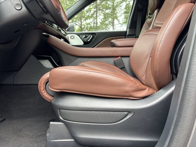 Used 2025 Lincoln Aviator Reserve w/ Luxury Package AWD/4WD image 12