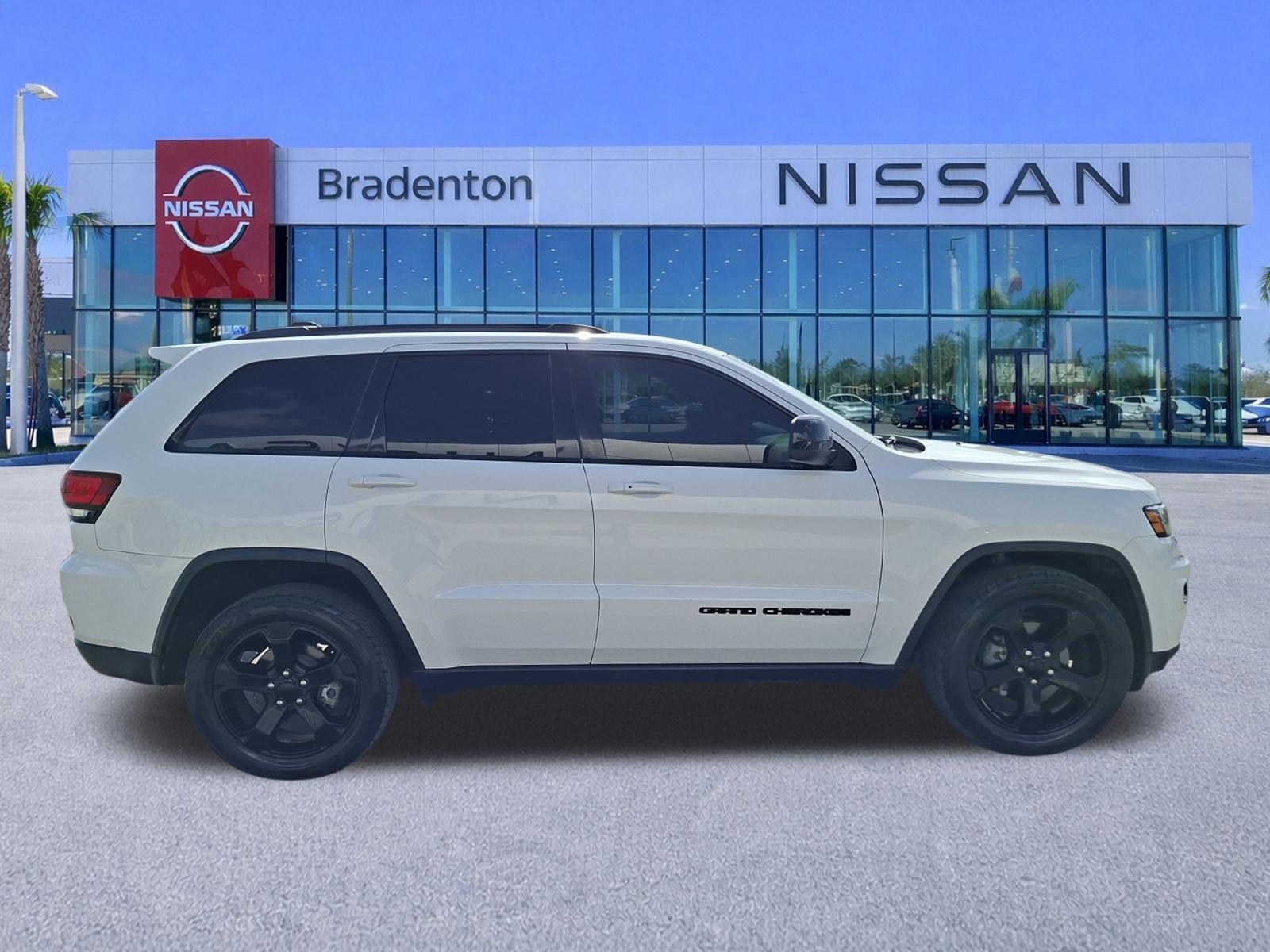 Used 2019 Jeep Grand Cherokee Laredo RWD image 4