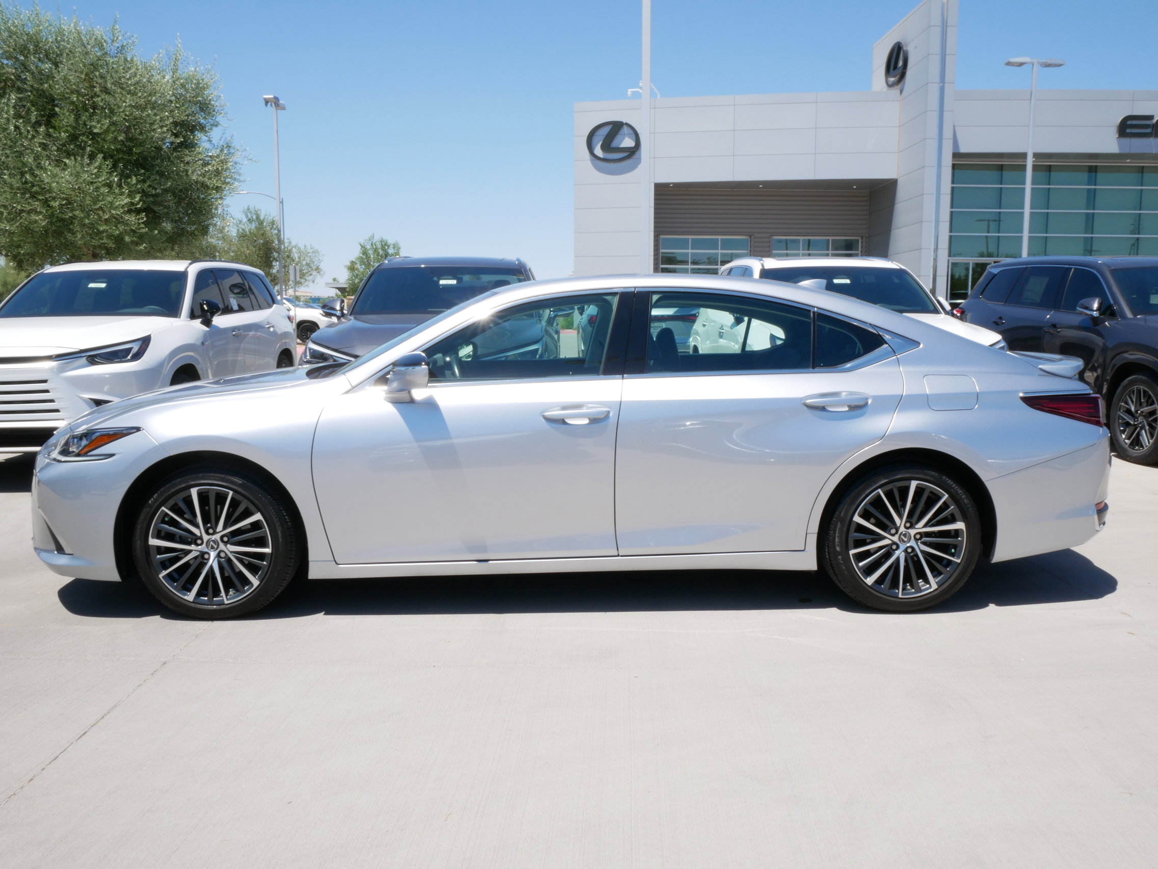 Certified 2025 Lexus ES 300h w/ Premium Package FWD image 3
