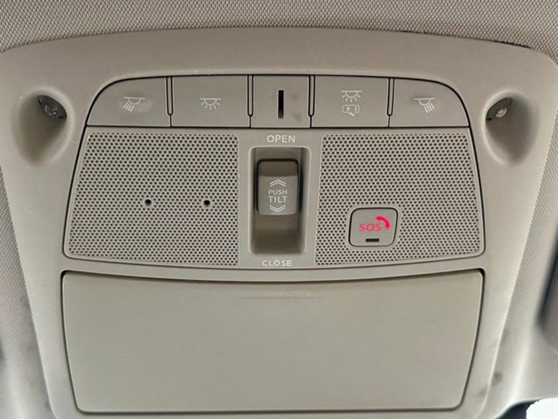 Used 2017 Nissan Rogue SL w/ SL Premium Package image 30