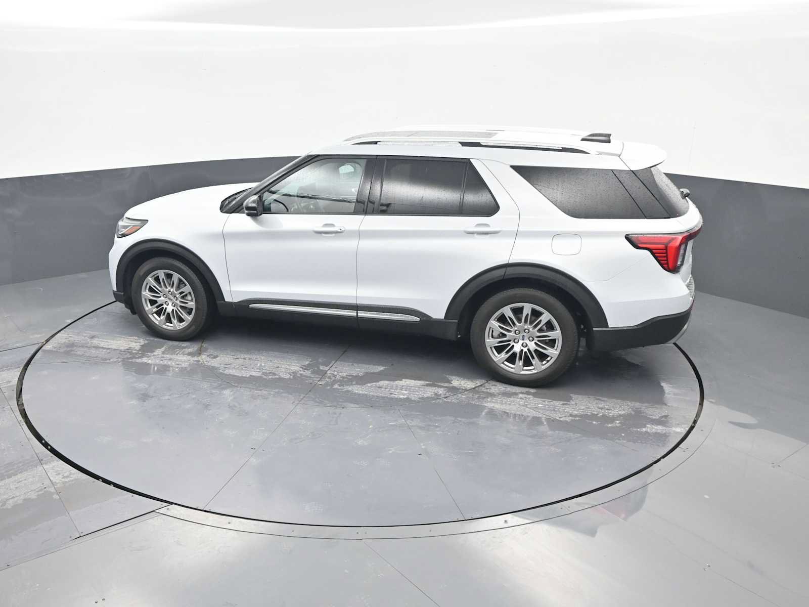Used 2025 Ford Explorer Platinum RWD image 32