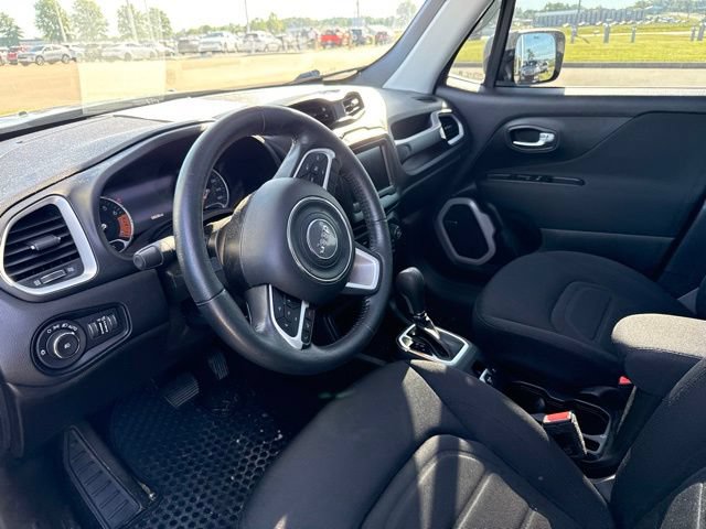 Used 2021 Jeep Renegade Latitude w/ Sun & Sound Group FWD image 4