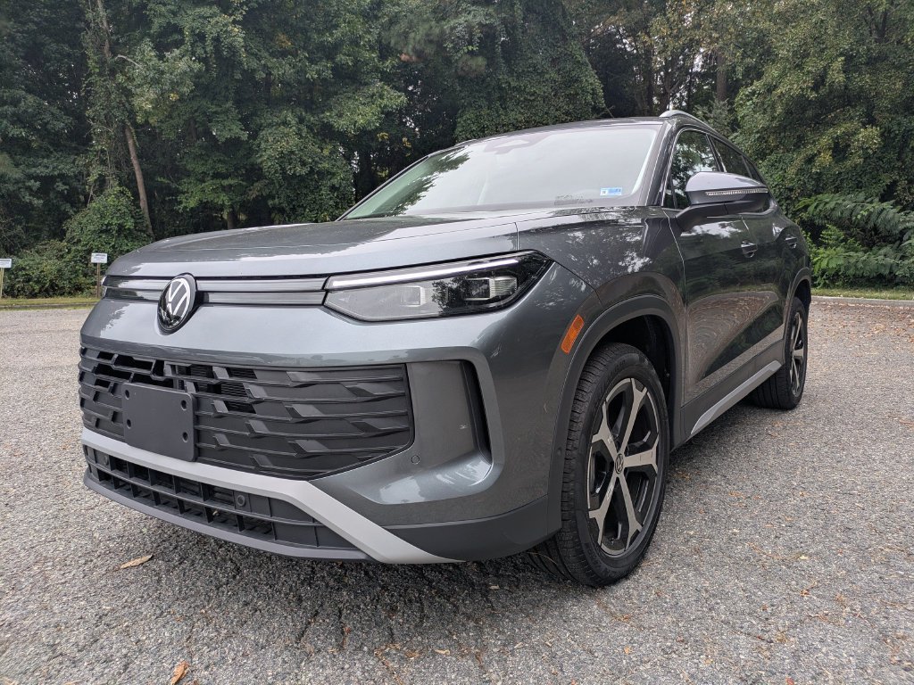 Certified 2025 Volkswagen Tiguan SE AWD/4WD image 8