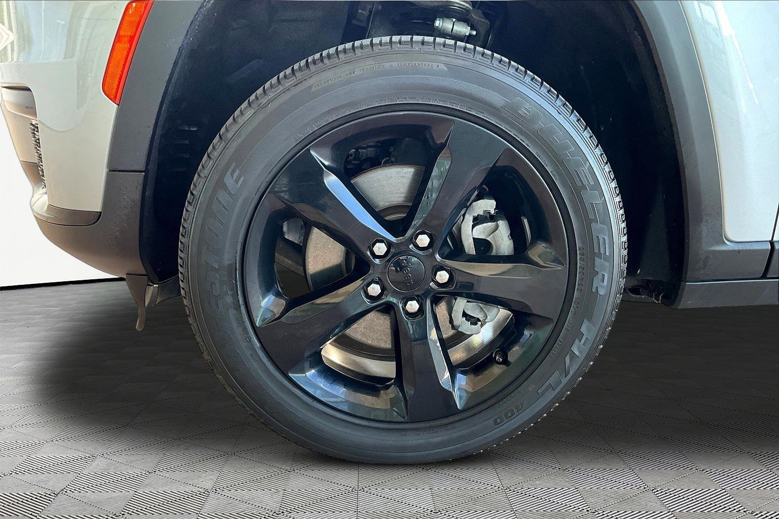 Used 2023 Jeep Grand Cherokee L Laredo AWD/4WD image 32