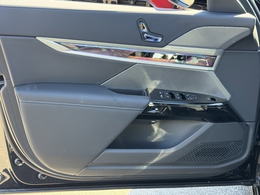 New 2025 BMW 750e xDrive w/ Premium Package image 13