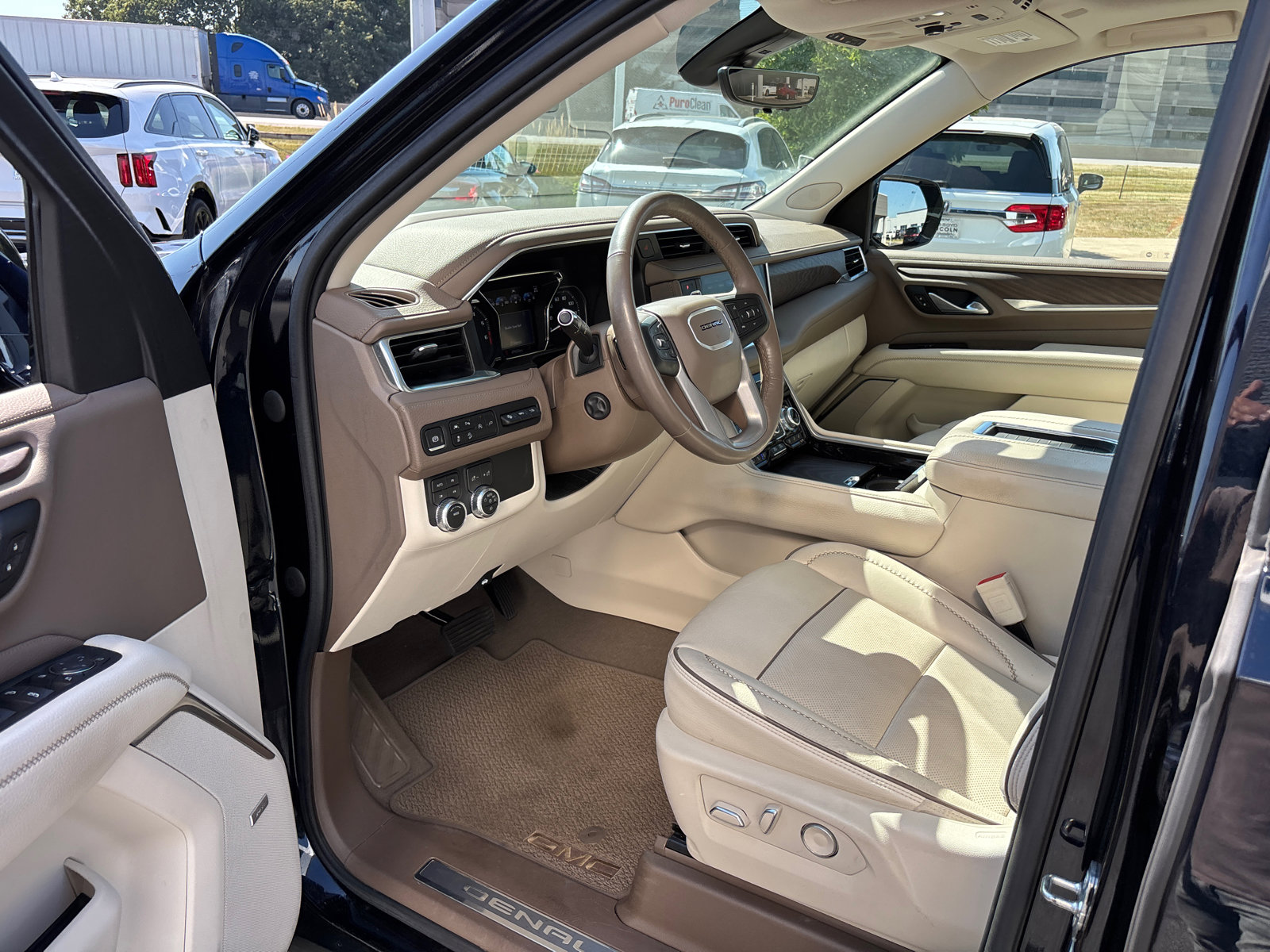 Used 2021 GMC Yukon Denali w/ Denali Premium Package image 25