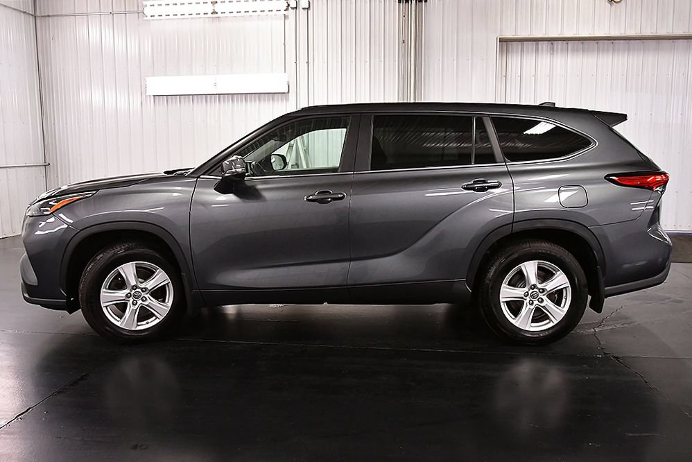 Used 2023 Toyota Highlander LE AWD/4WD image 4