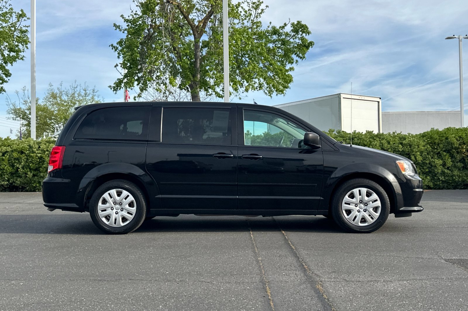 Used 2017 Dodge Grand Caravan SE image 3