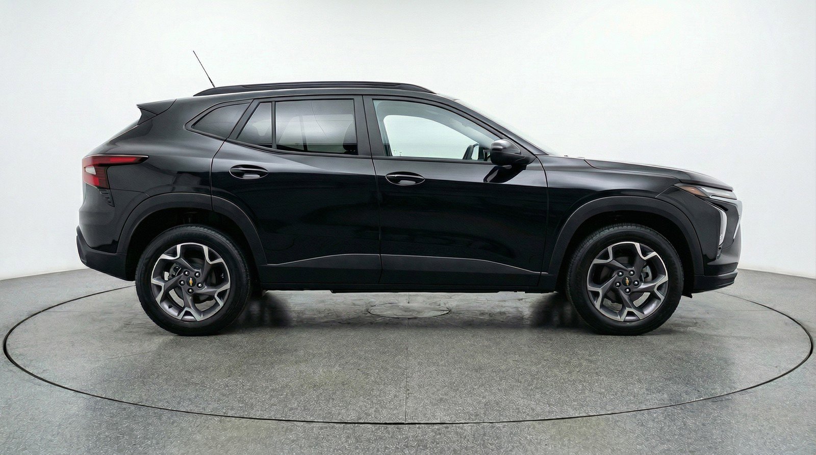 Used 2025 Chevrolet Trax LT FWD image 11