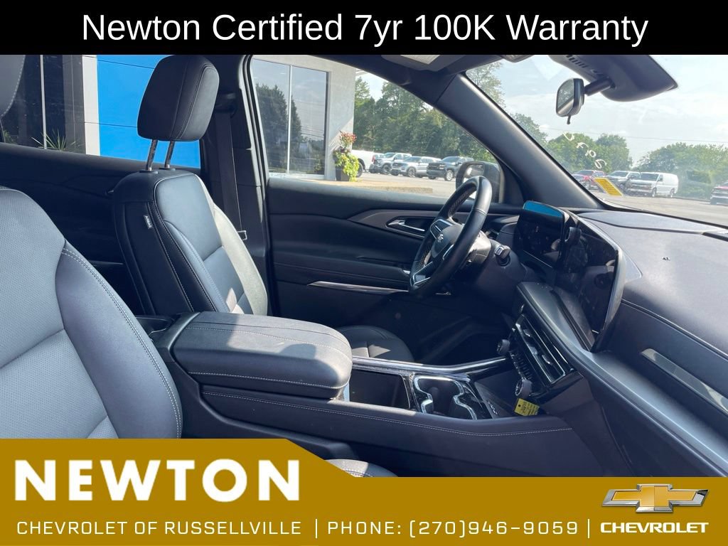 Used 2025 Chevrolet Traverse LT FWD image 8
