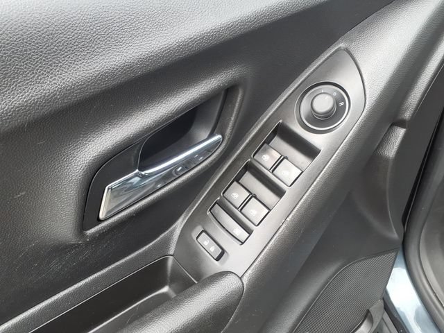Used 2021 Chevrolet Trax LS w/ Tint and Cruise Package AWD/4WD image 12
