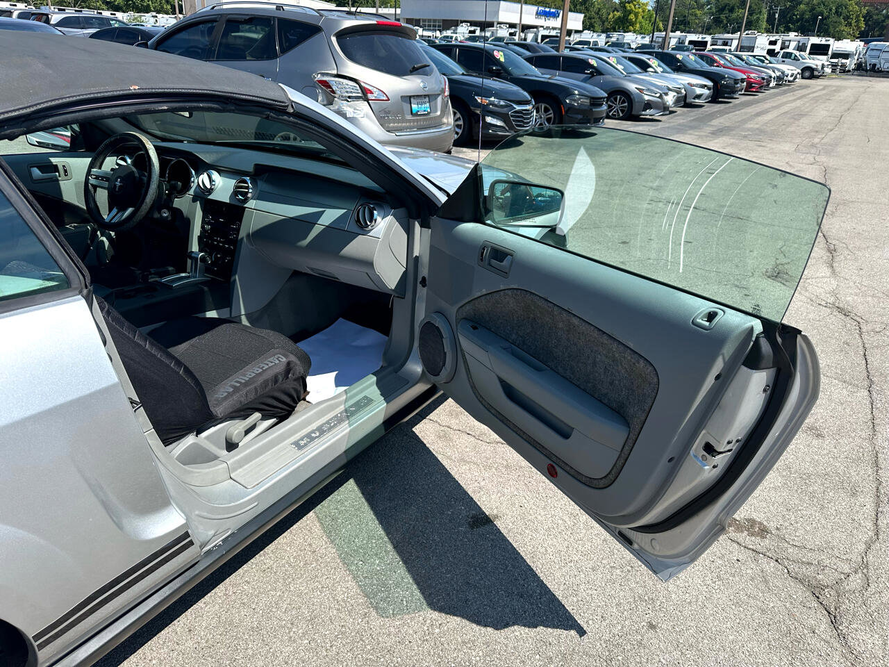 Used 2009 Ford Mustang Convertible image 9