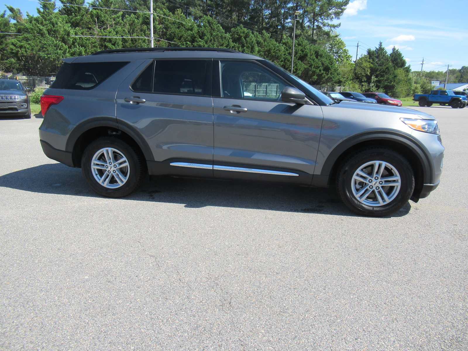 Used 2024 Ford Explorer XLT w/ Class IV Trailer Tow Package AWD/4WD image 4