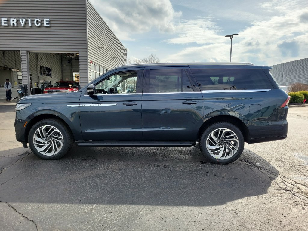New 2026 Lincoln Navigator L Premier AWD/4WD image 7