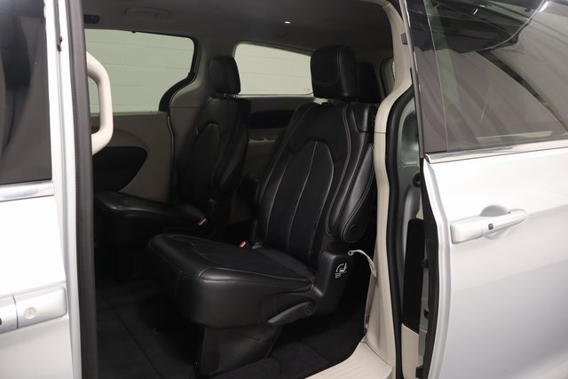 Used 2024 Chrysler Pacifica Touring-L image 12