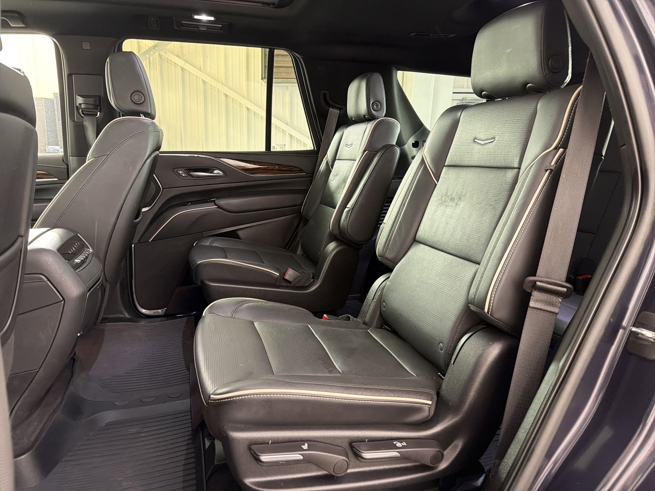 Used 2022 Cadillac Escalade Premium Luxury w/ Performance Package AWD/4WD image 27