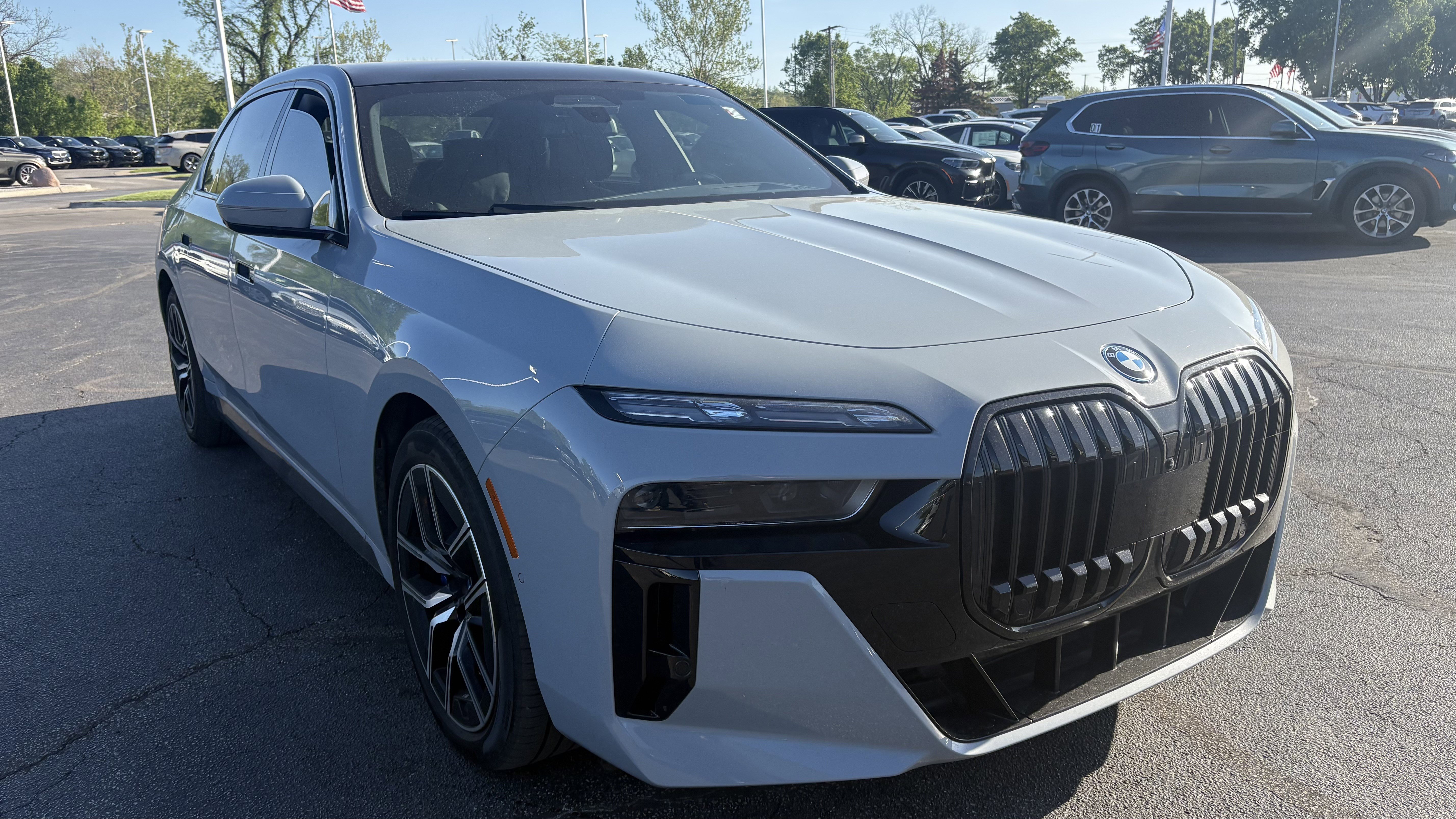 Certified 2023 BMW i7 xDrive60 w/ Executive Package 2 AWD/4WD image 2