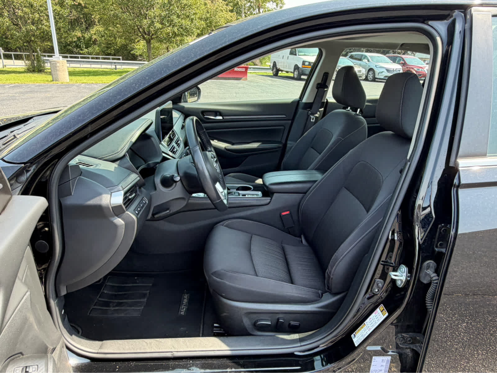 Used 2024 Nissan Altima 2.5 SV w/ SV Premium Package AWD/4WD image 14