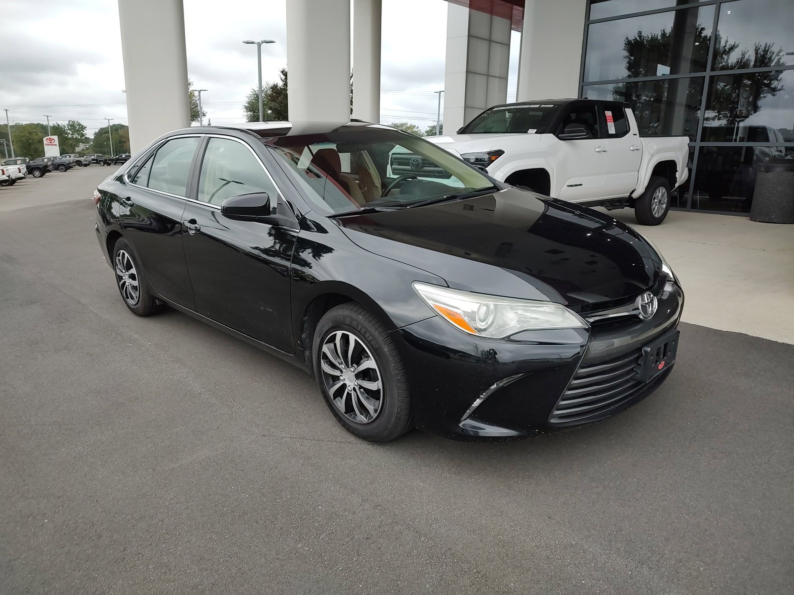 Used 2017 Toyota Camry LE FWD image 2