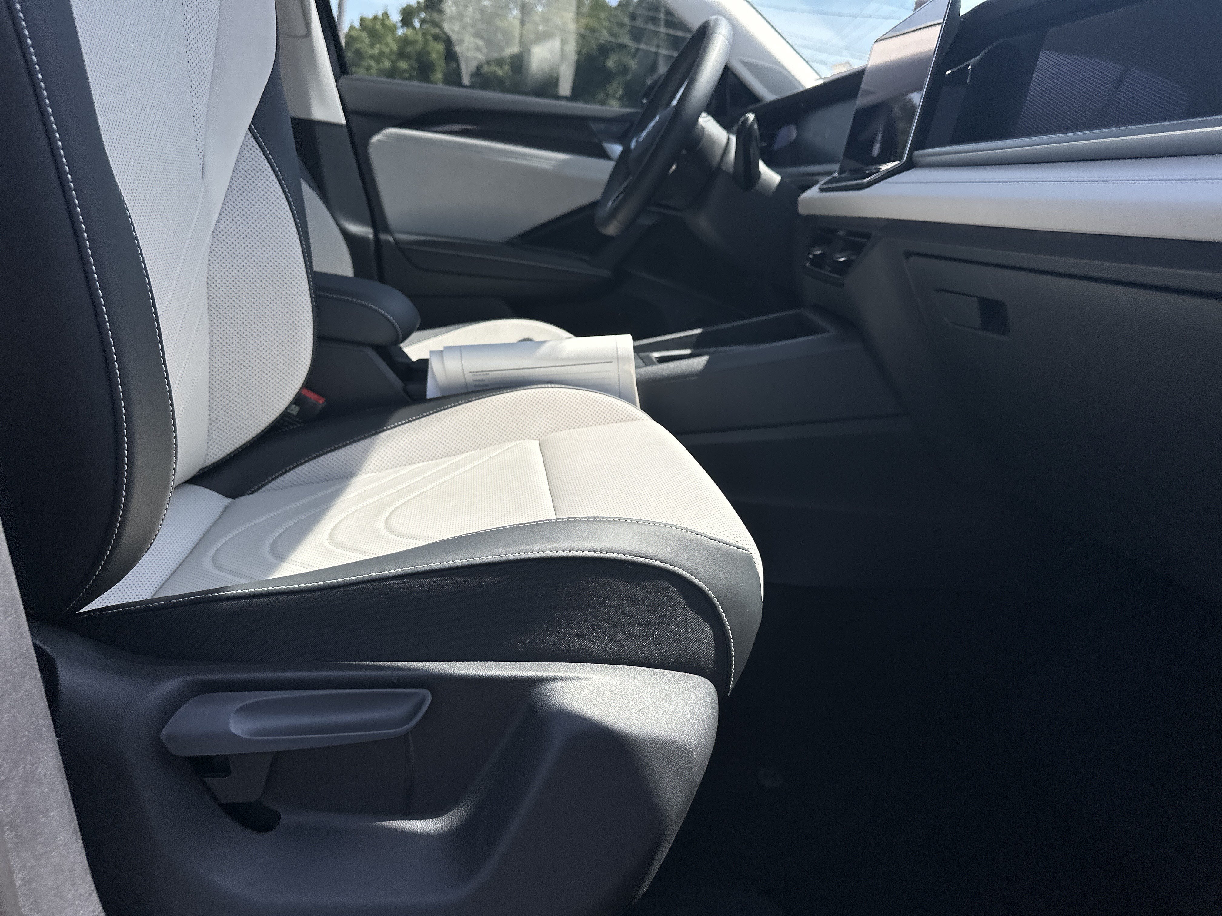 Used 2025 Volkswagen Tiguan SE FWD image 15