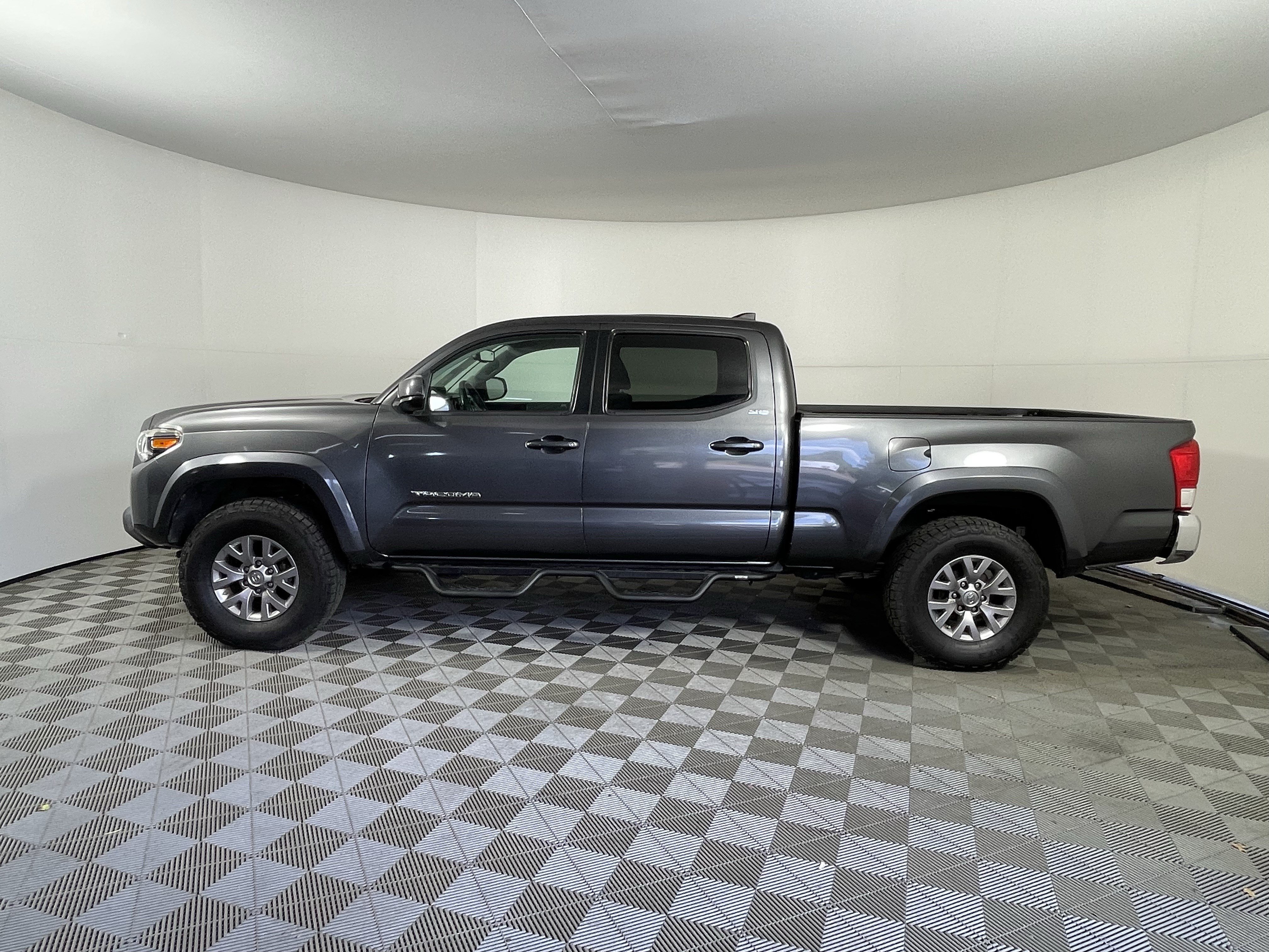 Used 2017 Toyota Tacoma SR5 w/ Tow Package AWD/4WD image 2