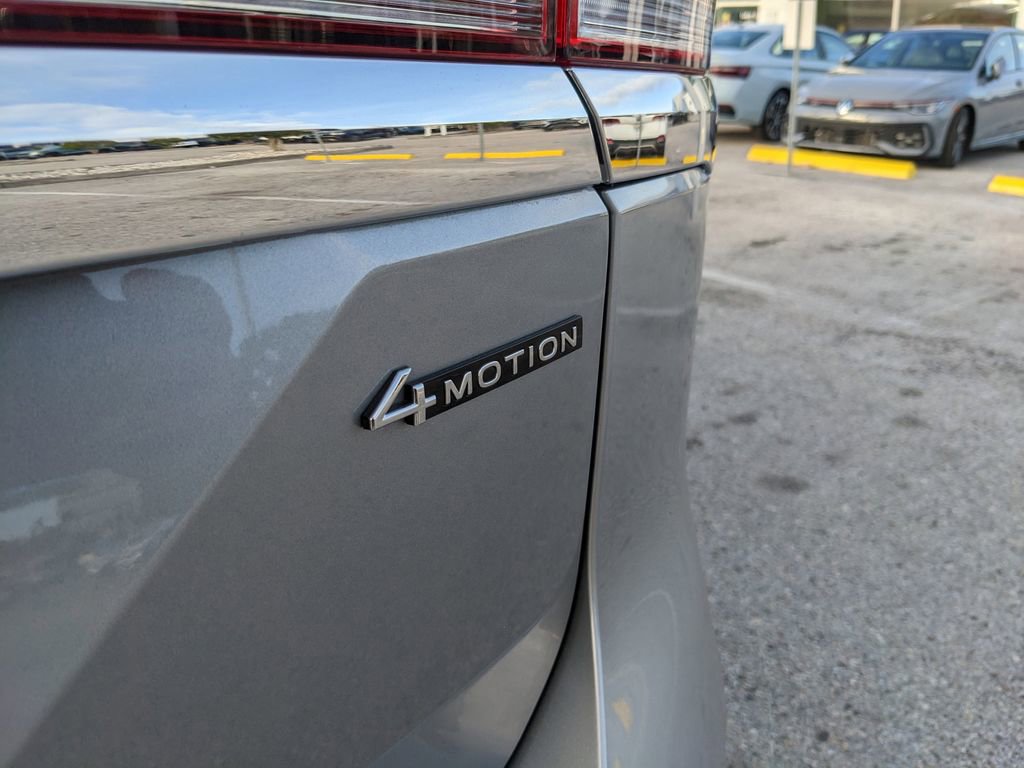 Used 2025 Volkswagen Atlas SEL Premium R-Line image 11