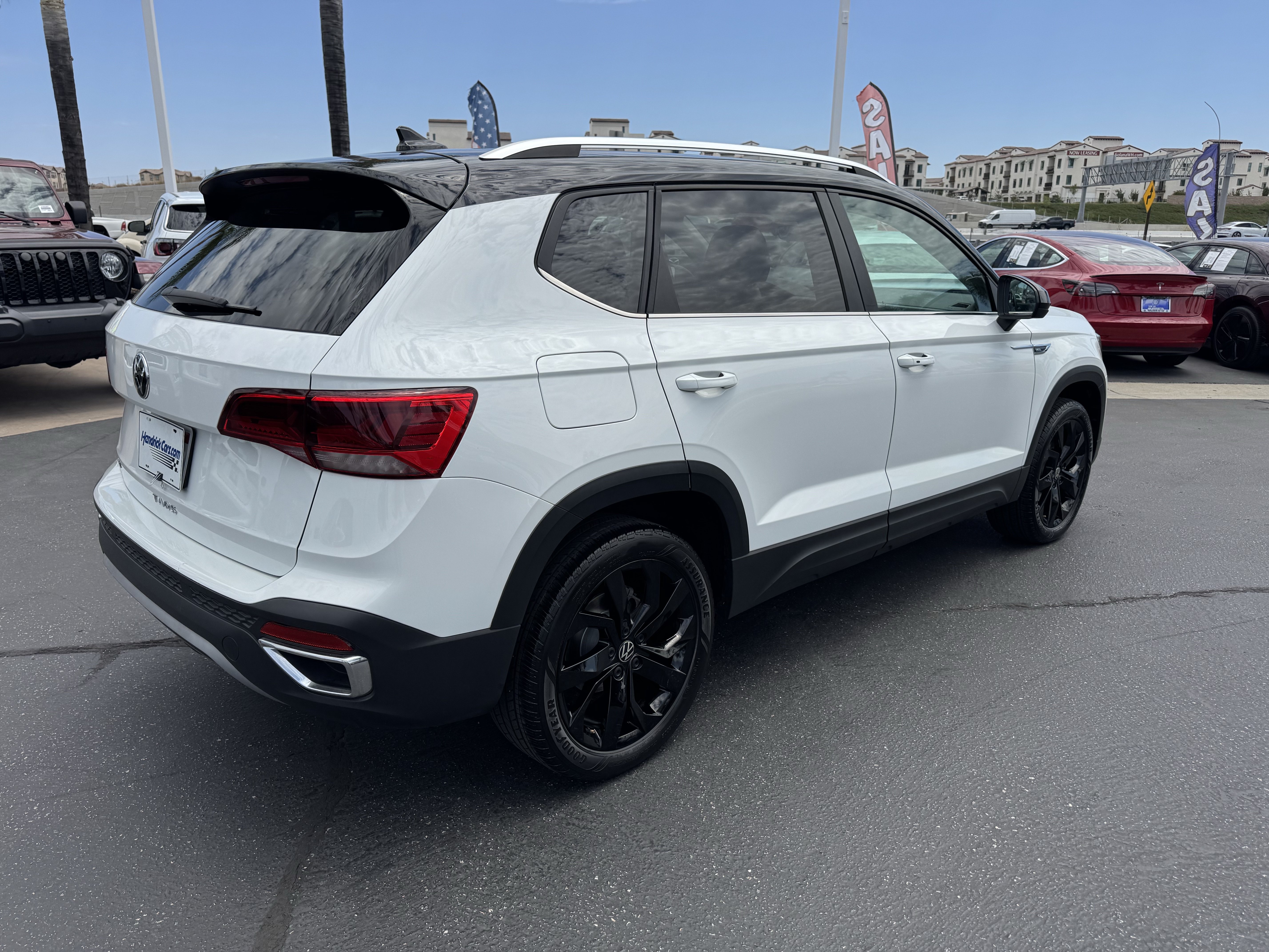 Used 2023 Volkswagen Taos SE w/ Panoramic Sunroof Package FWD image 9