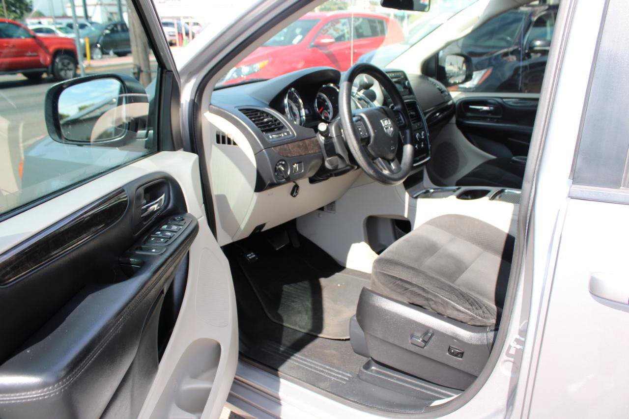 Used 2016 Dodge Grand Caravan SXT FWD image 12