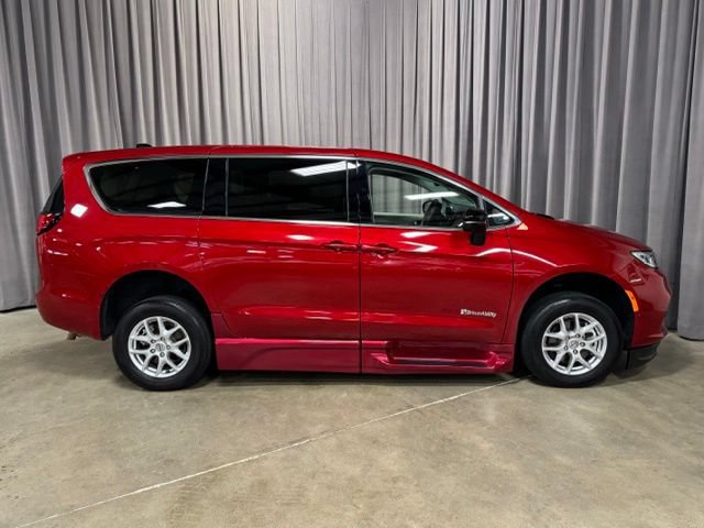 Used 2024 Chrysler Pacifica Touring-L FWD image 4