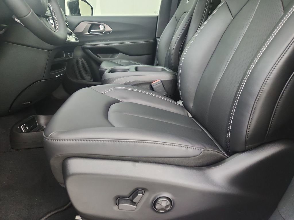 New 2026 Chrysler Pacifica Select image 20