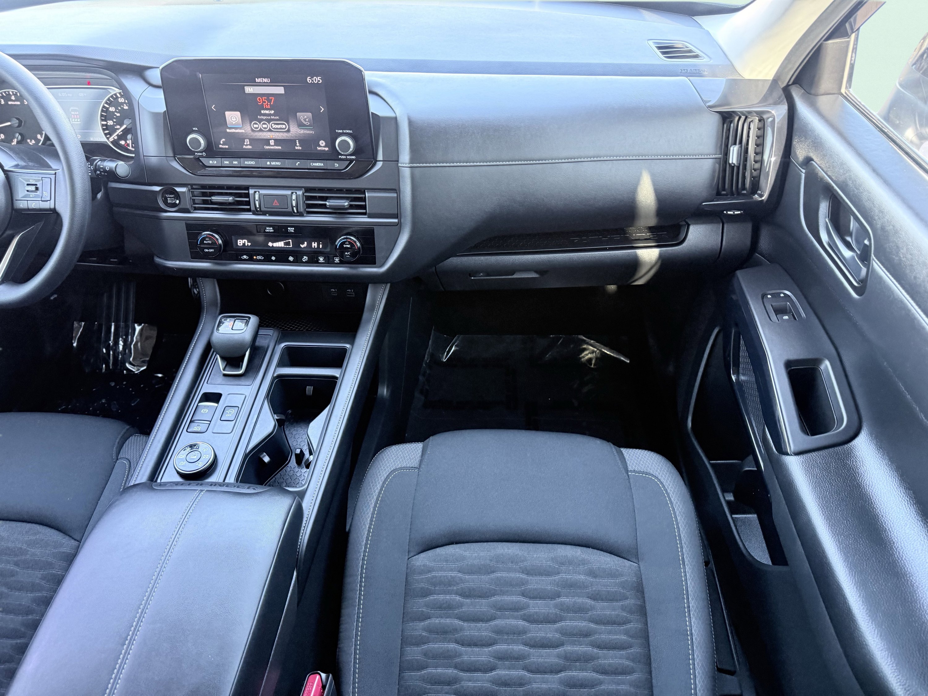 Used 2025 Nissan Pathfinder S image 52