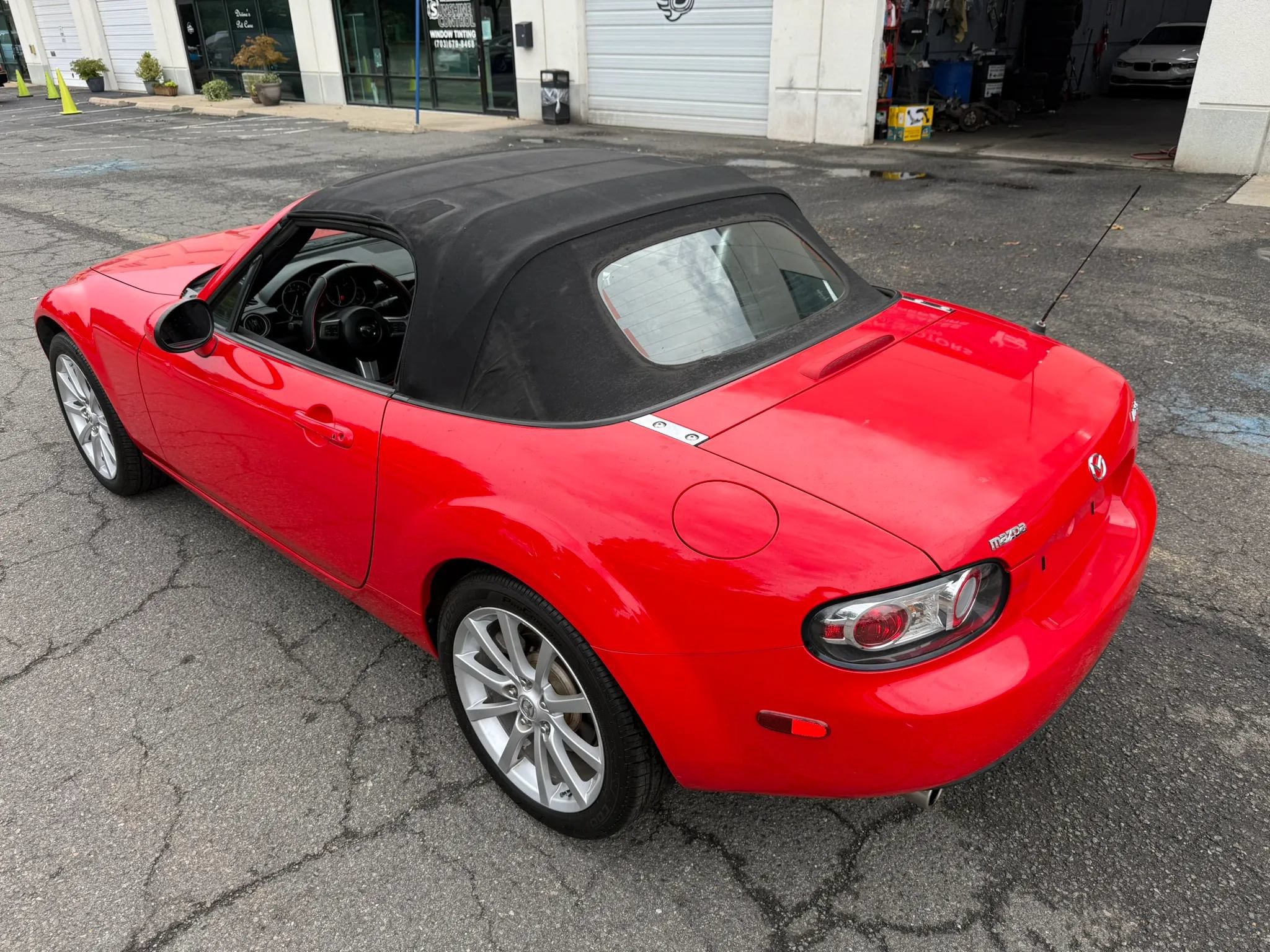 Used 2006 MAZDA MX-5 Miata Grand Touring w/ Premium Pkg RWD image 11