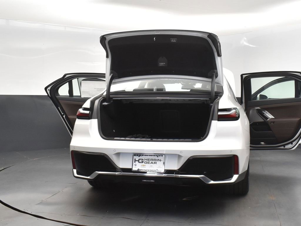 New 2026 BMW 750e xDrive image 32