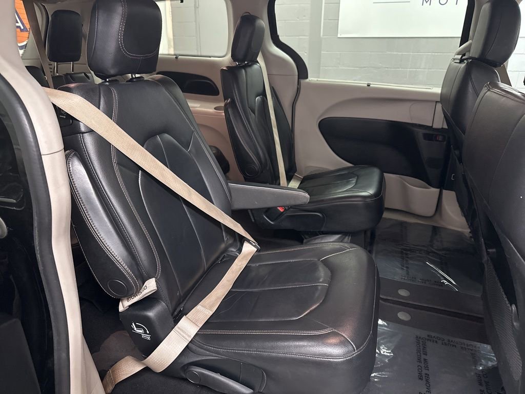 Used 2017 Chrysler Pacifica Touring-L FWD image 20