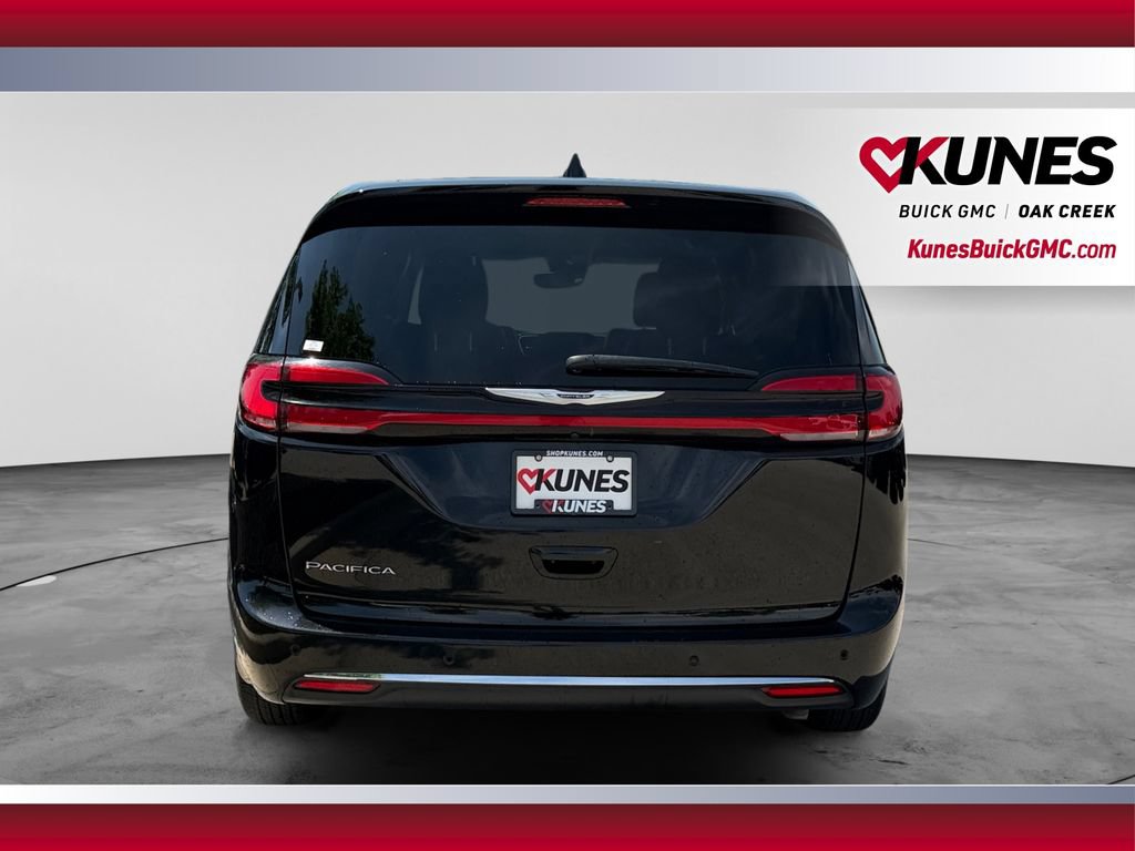Used 2024 Chrysler Pacifica Touring-L FWD image 9