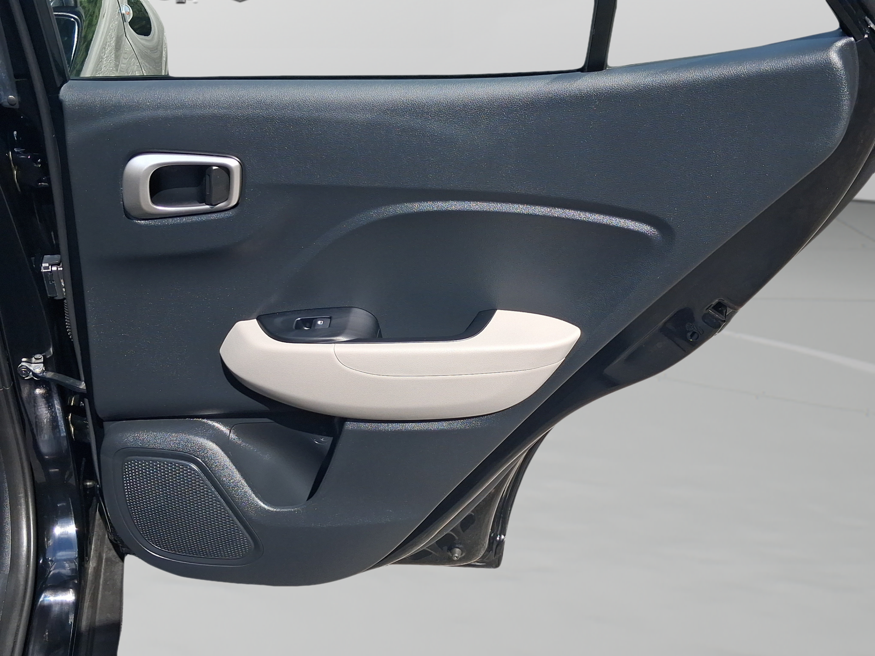 Used 2025 Hyundai Venue SEL FWD image 25