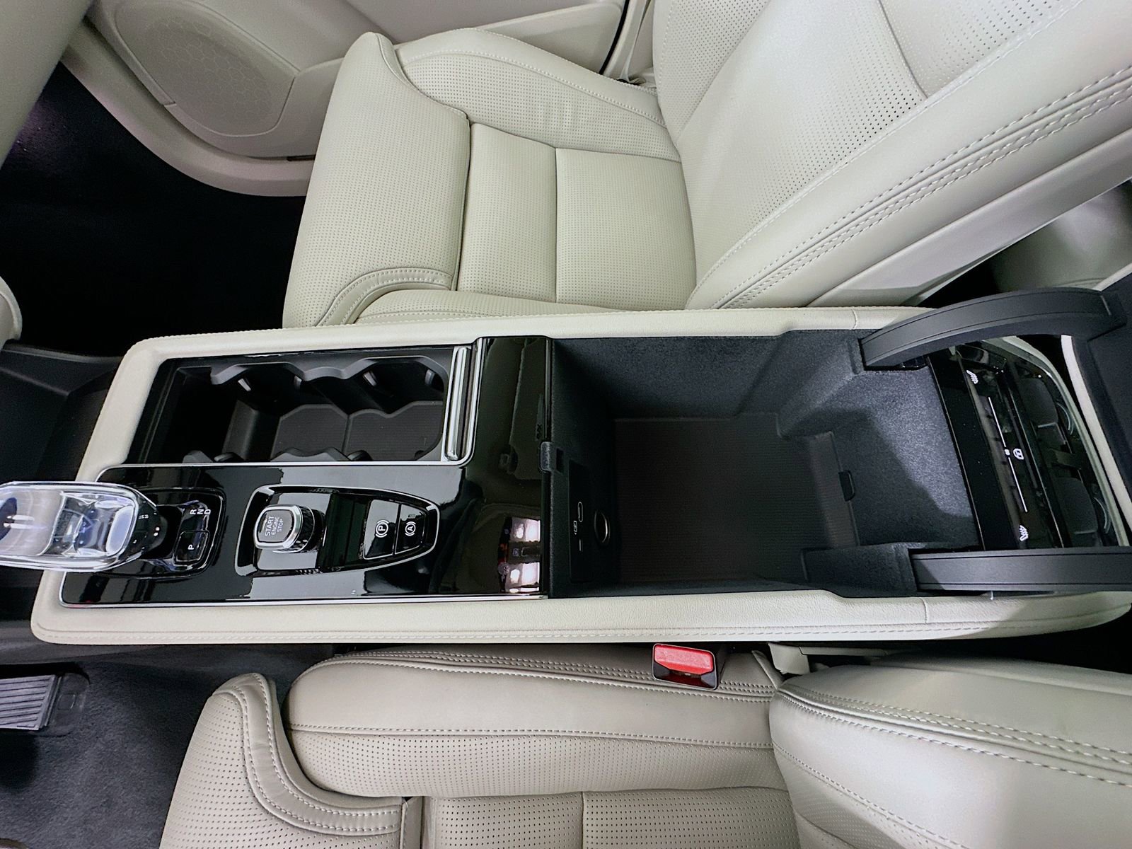 New 2026 Volvo XC90 B6 Ultra w/ Protection Package AWD/4WD image 29