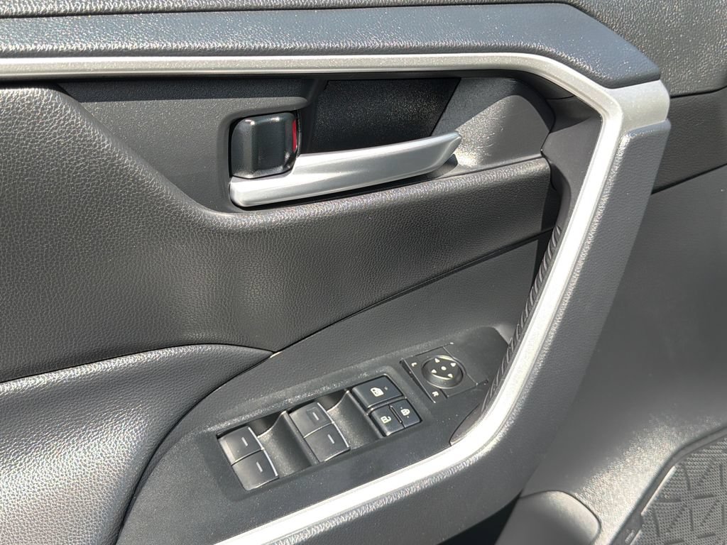 Used 2025 Toyota RAV4 XLE AWD/4WD image 19