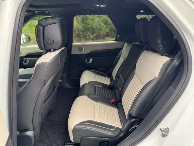 Used 2024 Land Rover Discovery Dynamic SE AWD/4WD image 13