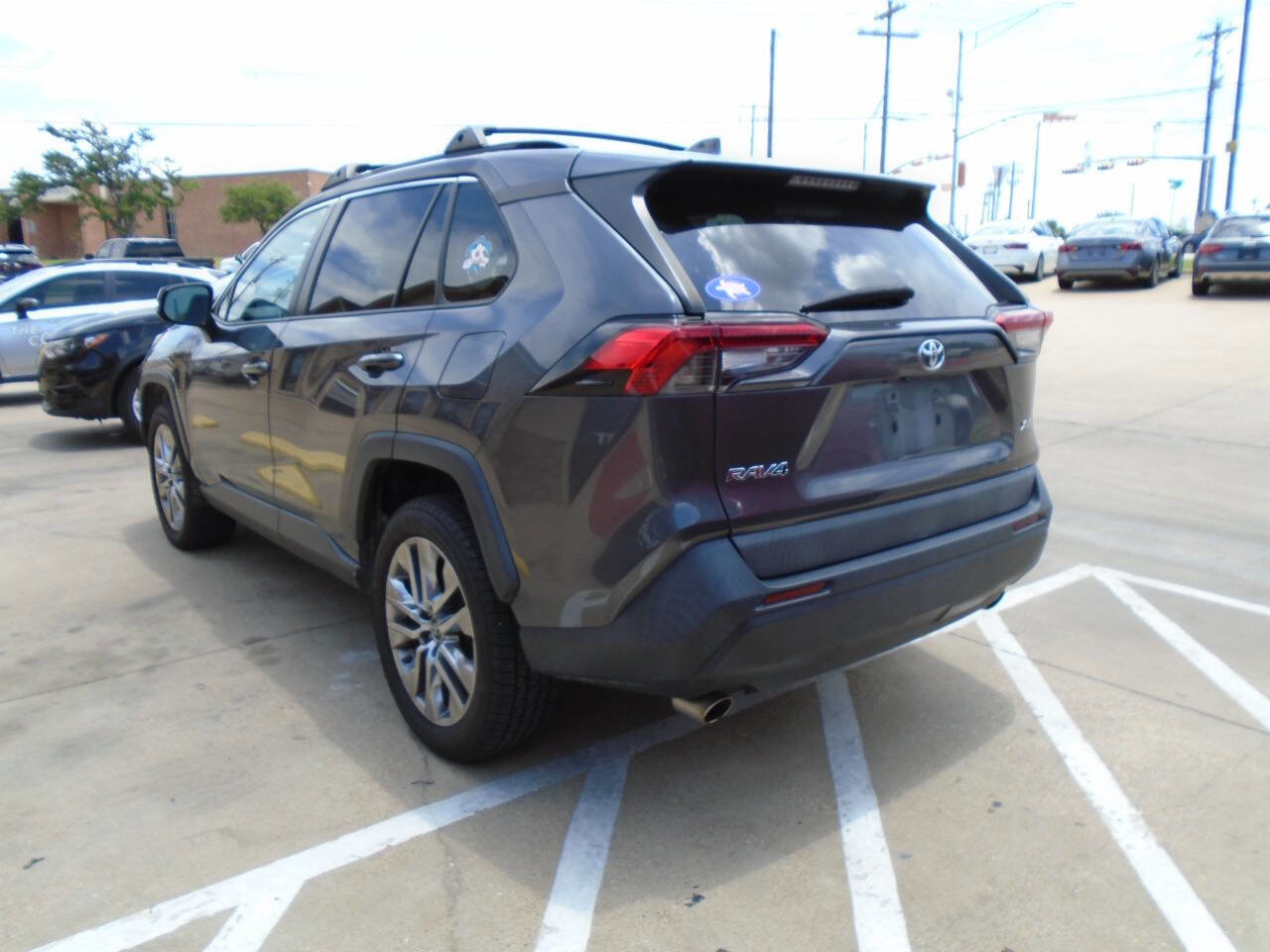 Used 2019 Toyota RAV4 XLE Premium FWD image 5