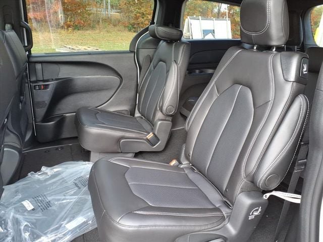 New 2026 Chrysler Pacifica Select w/ S Appearance Package AWD/4WD image 11