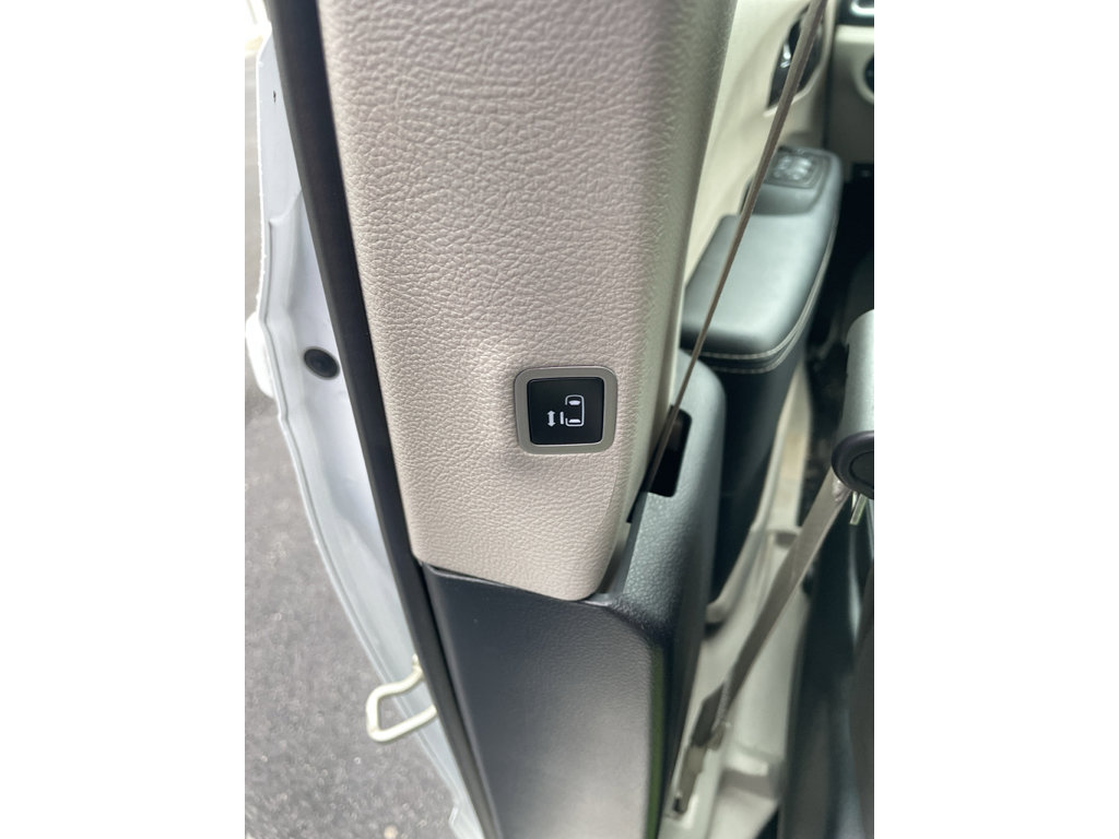 Used 2024 Chrysler Pacifica Select FWD image 13
