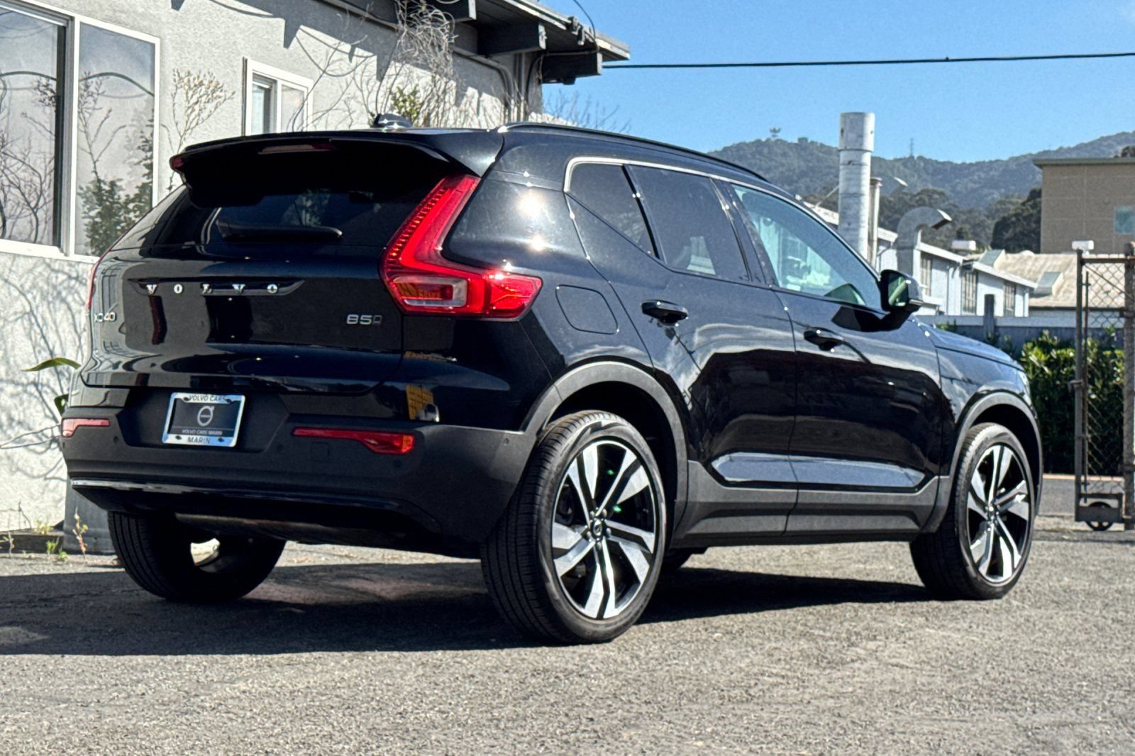 Used 2023 Volvo XC40 B5 Plus w/ Protection Package Premier AWD/4WD image 2